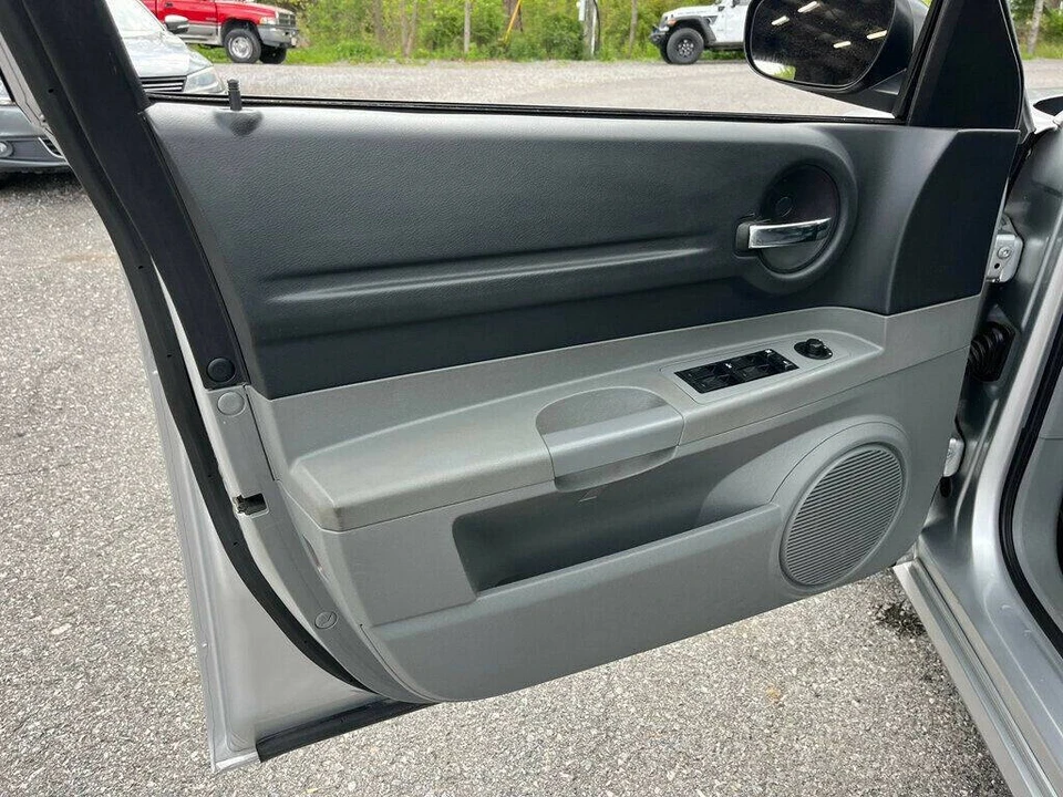 2005 Dodge Magnum 2nd Gen Wagon - Image 15 of 31
