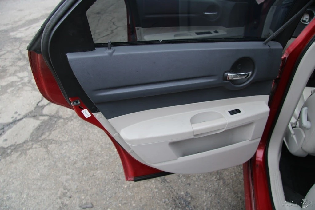 2005 Dodge Magnum 2nd Gen Wagon - Image 18 of 21