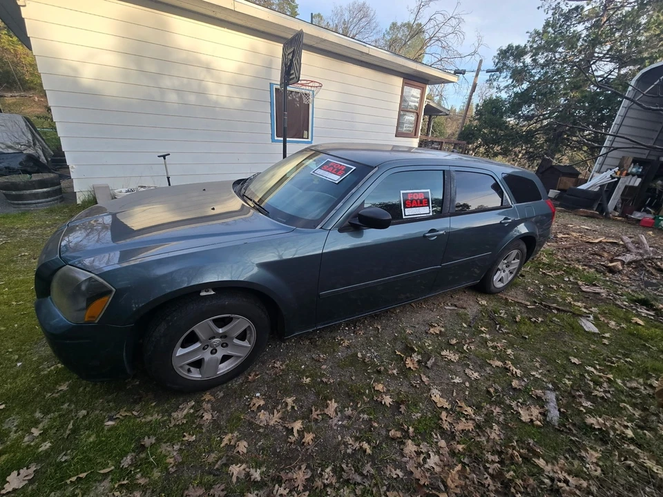 2005 Dodge Magnum 2nd Gen Wagon - Image 2 of 7