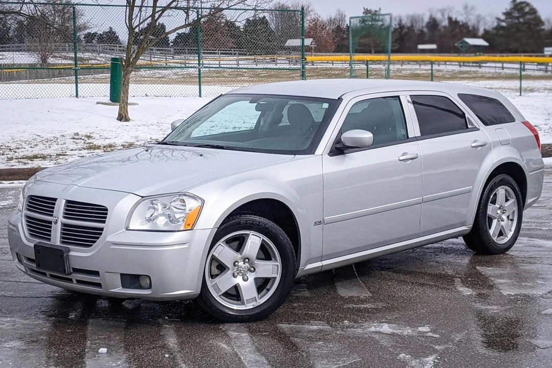 2005 Dodge Magnum 2nd Gen Wagon - Image 2 of 31