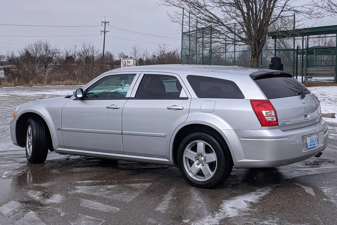 2005 Dodge Magnum 2nd Gen Wagon - Image 3 of 31