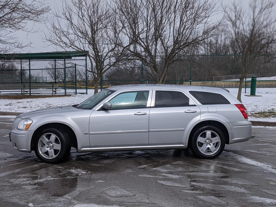 2005 Dodge Magnum 2nd Gen Wagon - Image 10 of 31
