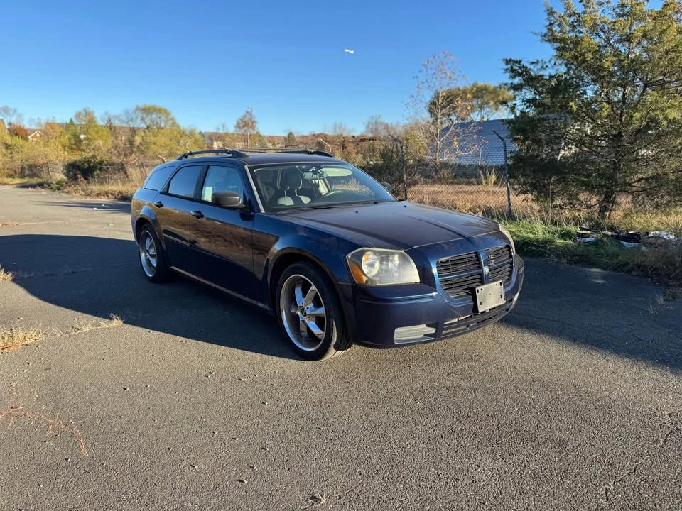 2005 Dodge Magnum 2nd Gen Wagon - Image 3 of 11