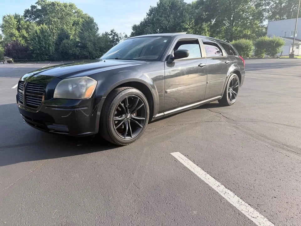 2005 Dodge Magnum 2nd Gen Wagon - Image 2 of 10