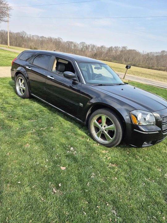 2005 Dodge Magnum 2nd Gen Wagon - Image 2 of 8