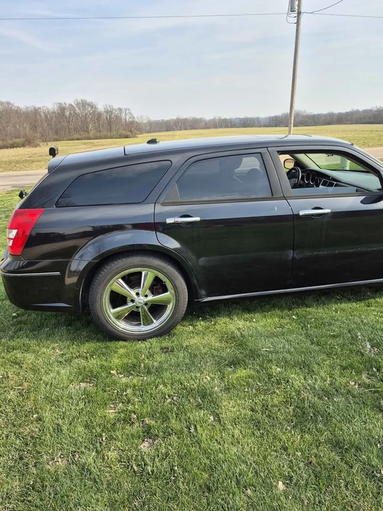 2005 Dodge Magnum 2nd Gen Wagon - Image 3 of 8