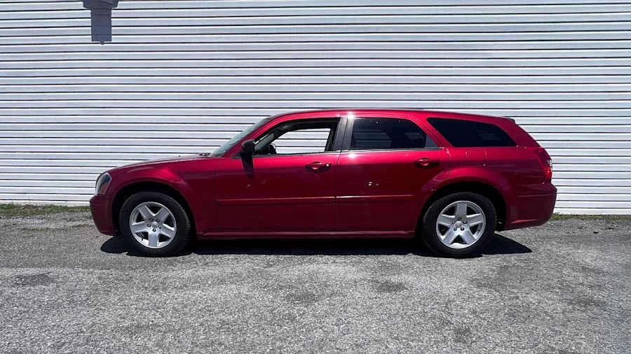 2005 Dodge Magnum 2nd Gen Wagon - Image 2 of 19