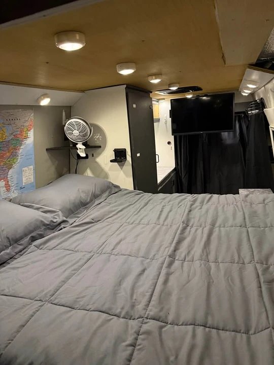 2005 Dodge Ram Van - Image 12 of 15