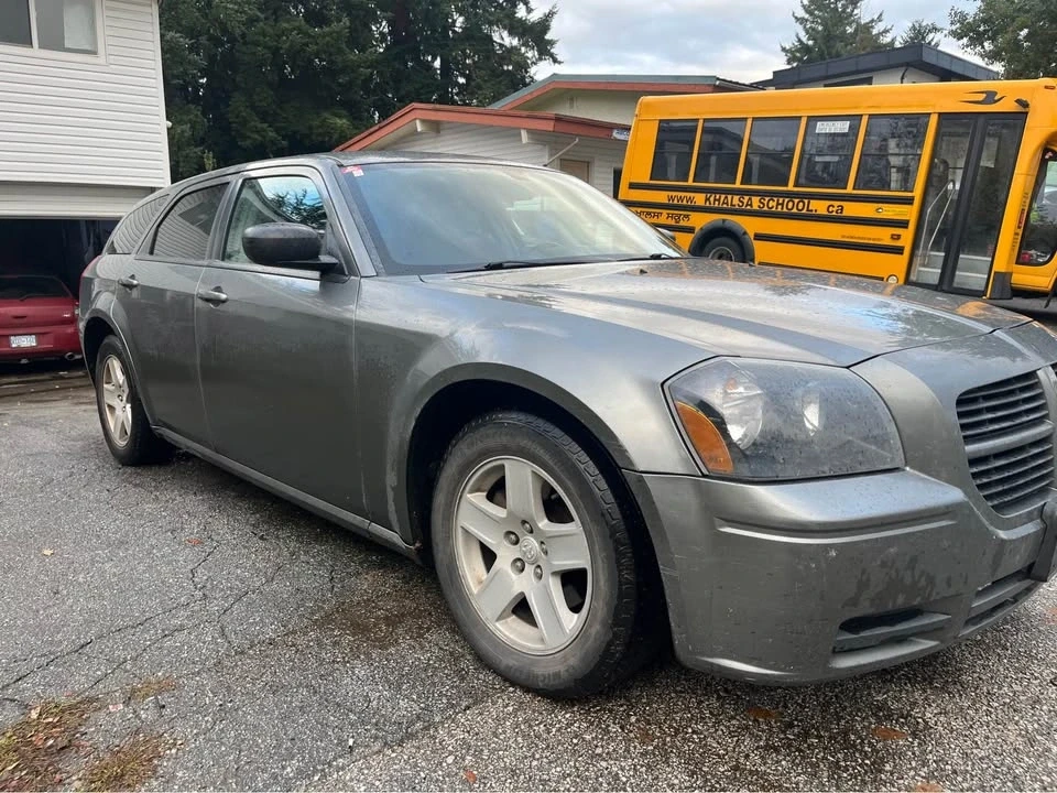 2005 Dodge Magnum 2nd Gen Wagon - Image 2 of 10