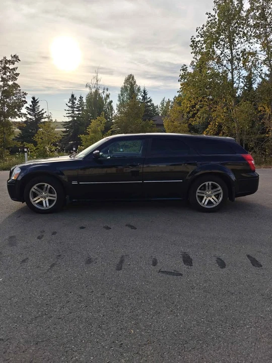 2005 Dodge Magnum 2nd Gen Wagon - Image 2 of 12