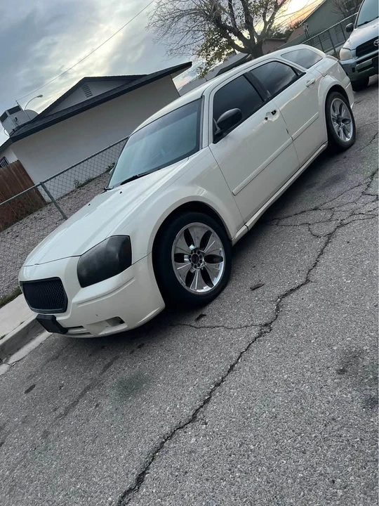 2005 Dodge Magnum 2nd Gen Wagon - Image 3 of 4