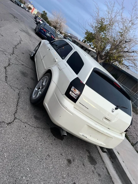 2005 Dodge Magnum 2nd Gen Wagon - Image 2 of 4