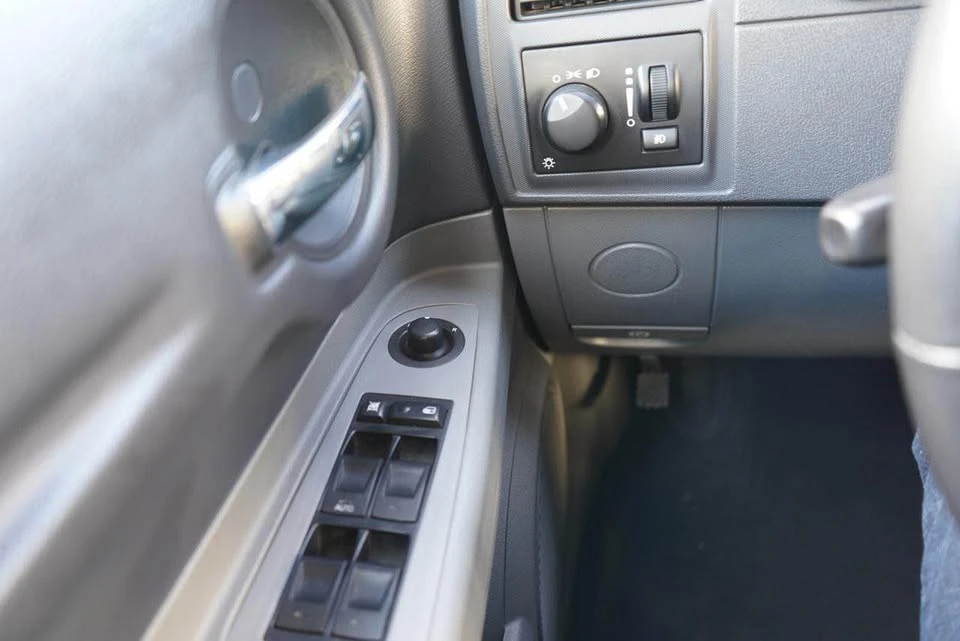 2005 Dodge Magnum 2nd Gen Wagon - Image 11 of 17