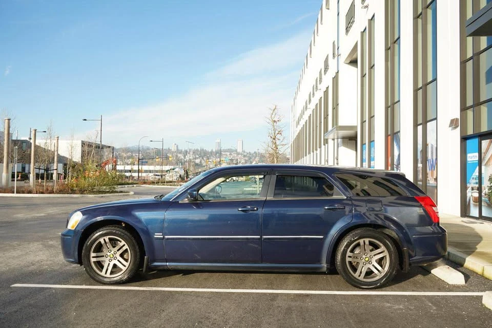 2005 Dodge Magnum 2nd Gen Wagon - Image 4 of 17
