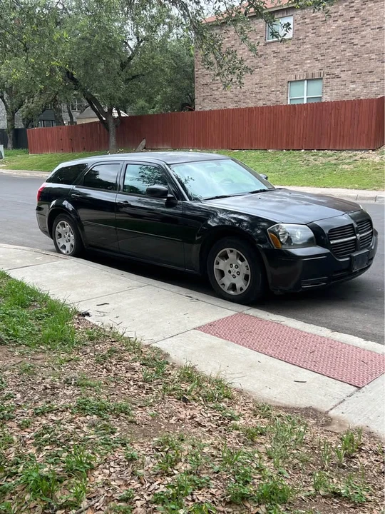 2005 Dodge Magnum 2nd Gen Wagon - Image 2 of 16