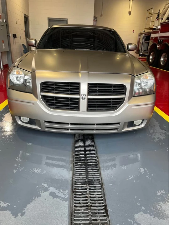 2005 Dodge Magnum 2nd Gen Wagon - Image 2 of 17