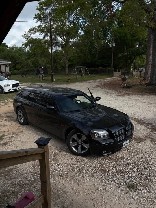 2005 Dodge Magnum 2nd Gen Wagon - Image 2 of 10