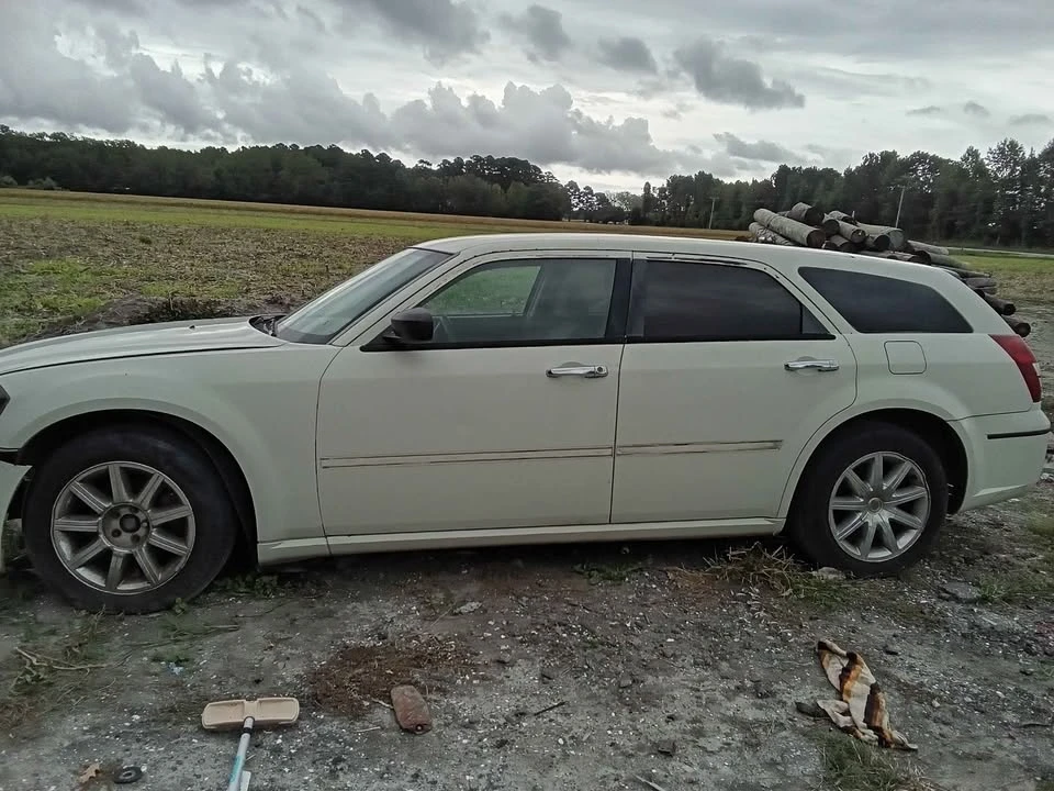 2005 Dodge Magnum 2nd Gen Wagon - Image 2 of 16
