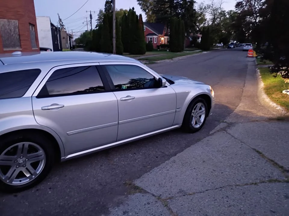 2005 Dodge Magnum 2nd Gen Wagon - Image 2 of 9
