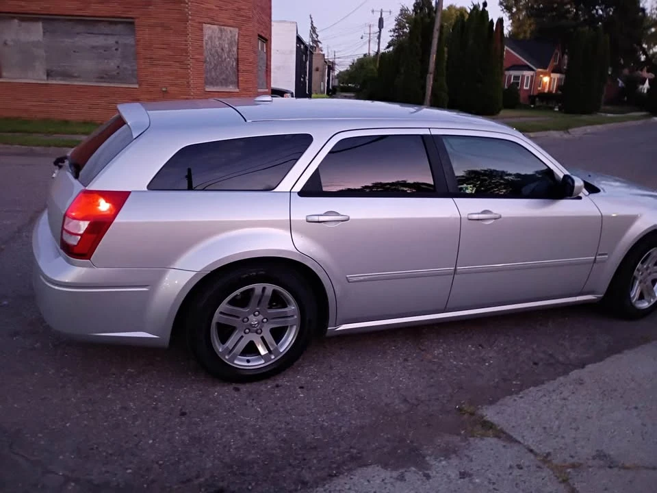 2005 Dodge Magnum 2nd Gen Wagon - Image 3 of 9