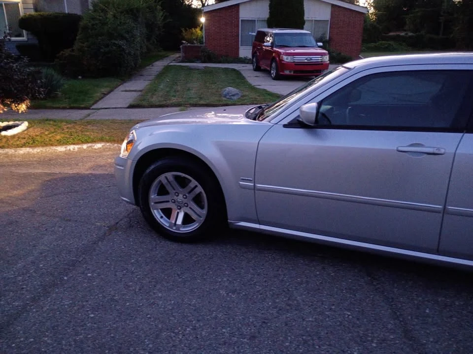 2005 Dodge Magnum 2nd Gen Wagon - Image 4 of 9