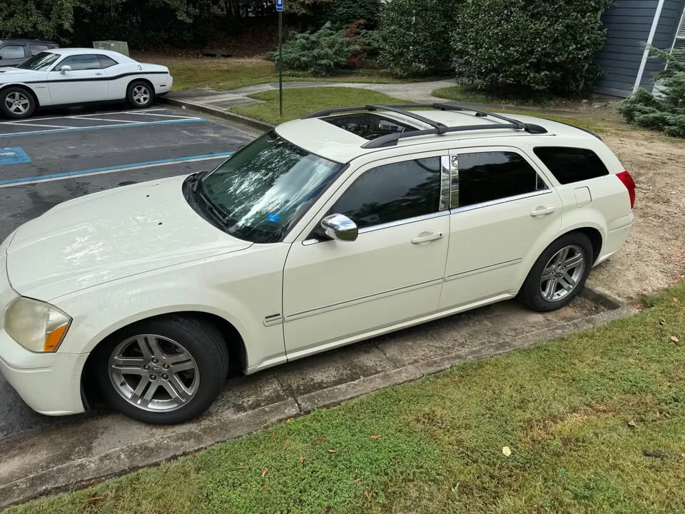 2005 Dodge Magnum 2nd Gen Wagon - Image 4 of 8