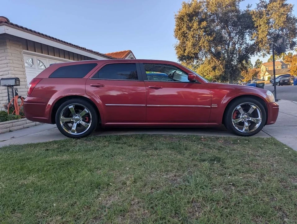 2005 Dodge Magnum 2nd Gen Wagon - Image 2 of 7