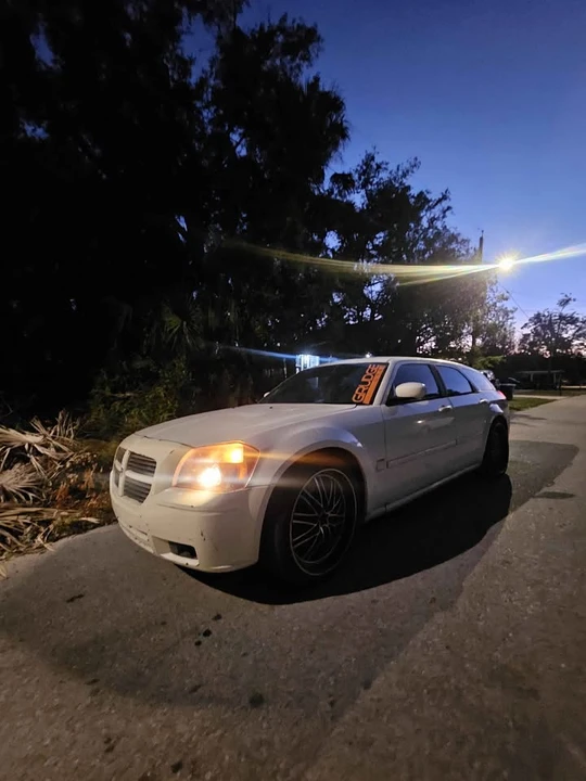 2005 Dodge Magnum 2nd Gen Wagon - Image 3 of 5