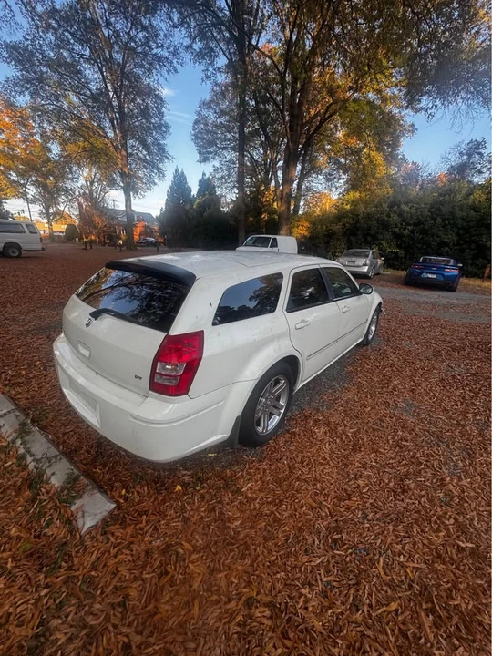 2005 Dodge Magnum 2nd Gen Wagon - Image 2 of 8