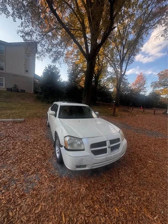 2005 Dodge Magnum 2nd Gen Wagon - Image 4 of 8