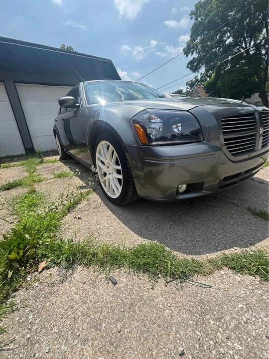 2005 Dodge Magnum 2nd Gen Wagon - Image 2 of 11