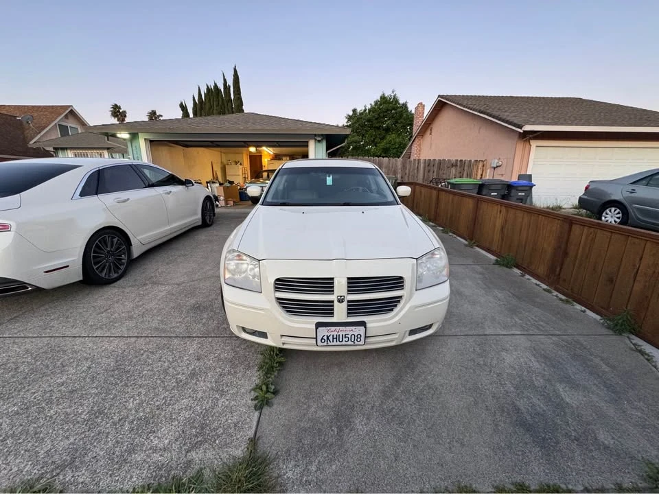 2005 Dodge Magnum 2nd Gen Wagon - Image 2 of 9
