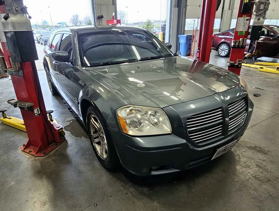2005 Dodge Magnum 2nd Gen Wagon - Image 2 of 7