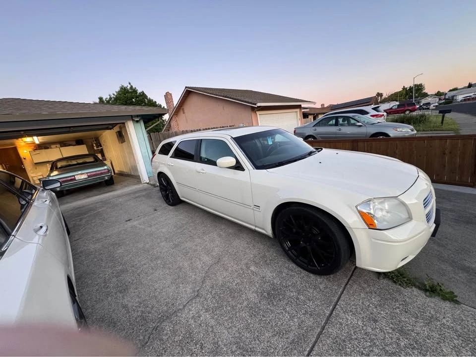 2005 Dodge Magnum 2nd Gen Wagon - Image 3 of 9