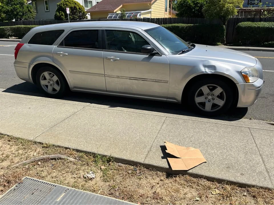 2005 Dodge Magnum 2nd Gen Wagon - Image 2 of 3