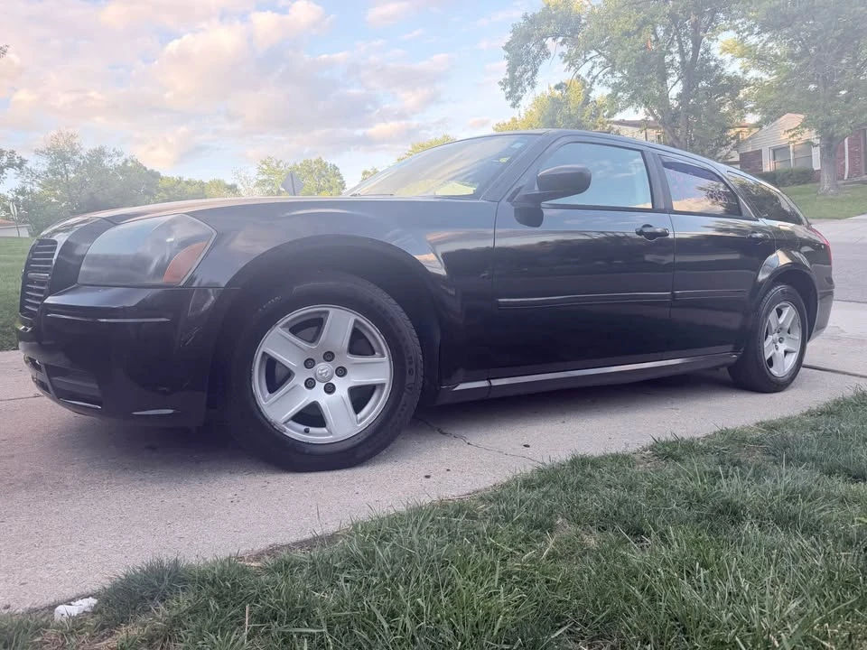 2005 Dodge Magnum 2nd Gen Wagon - Image 2 of 13