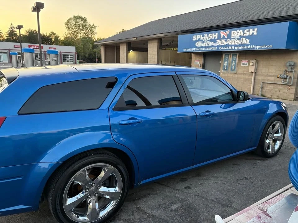 2005 Dodge Magnum 2nd Gen Wagon - Image 2 of 13