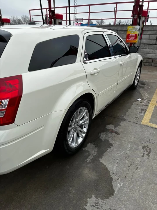 2005 Dodge Magnum 2nd Gen Wagon - Image 2 of 4