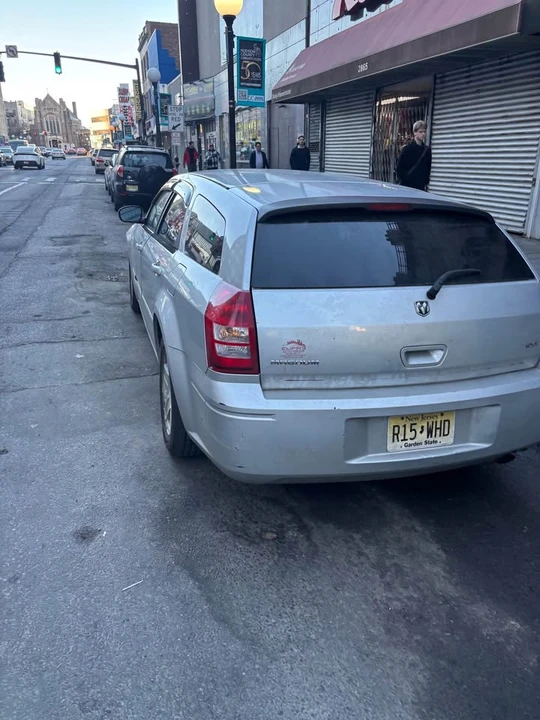 2005 Dodge Magnum 2nd Gen Wagon - Image 3 of 6