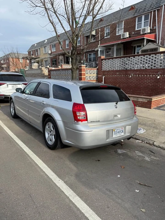 2005 Dodge Magnum 2nd Gen Wagon - Image 3 of 12