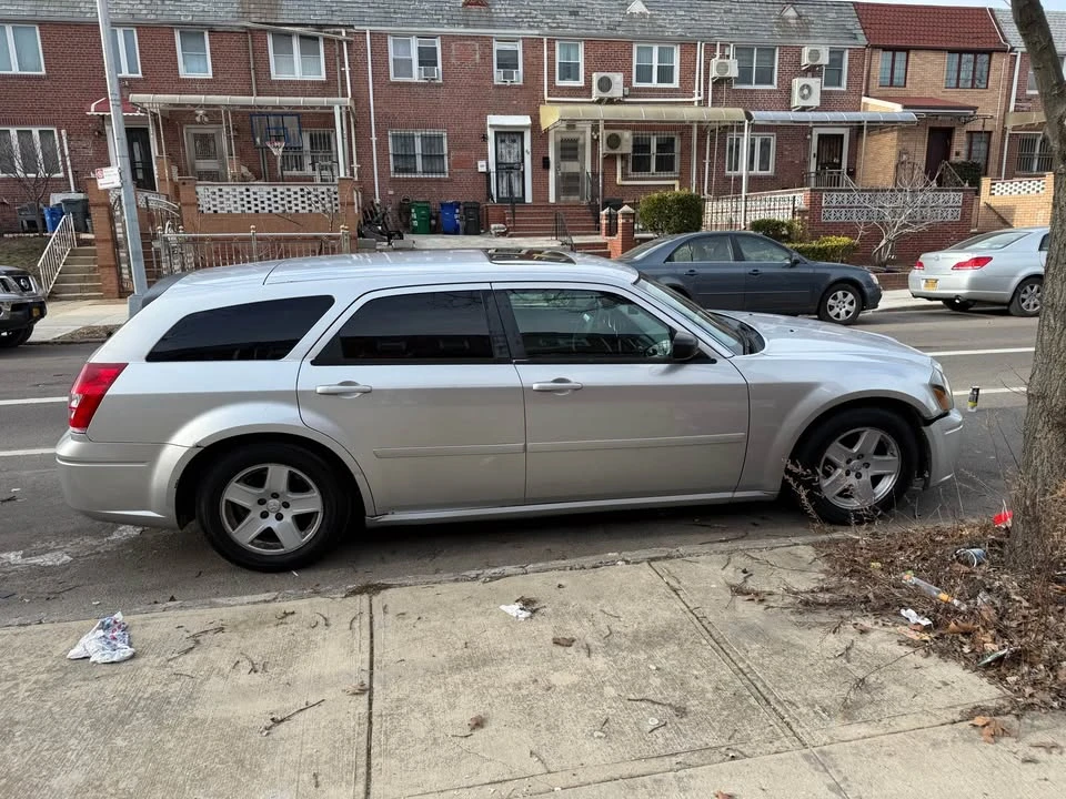 2005 Dodge Magnum 2nd Gen Wagon - Image 6 of 12