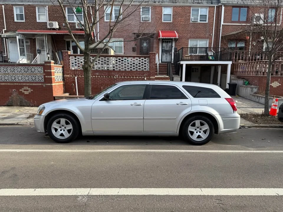 2005 Dodge Magnum 2nd Gen Wagon - Image 2 of 12