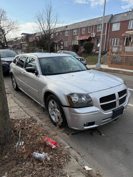 2005 Dodge Magnum 2nd Gen Wagon - Image 5 of 12