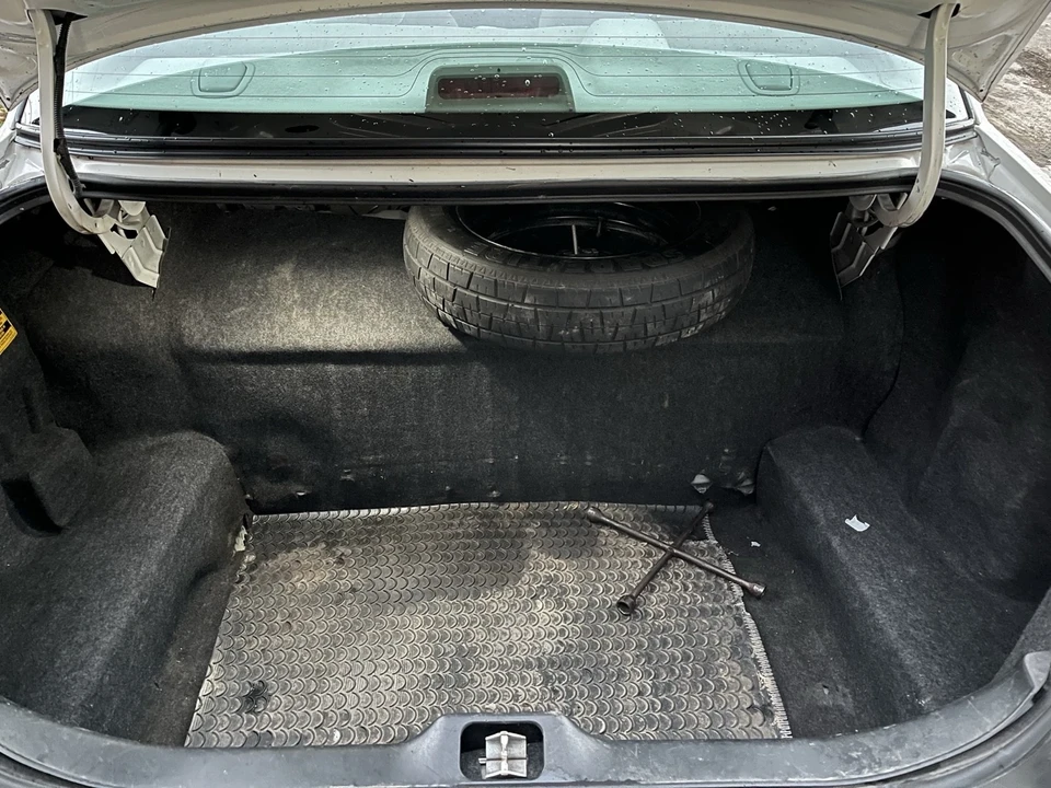 2005 Ford Crown Victoria - Image 17 of 18