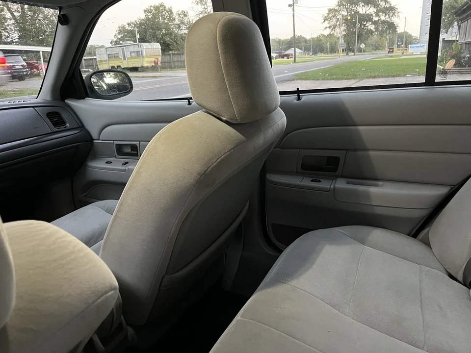 2005 Ford Crown Victoria - Image 16 of 18