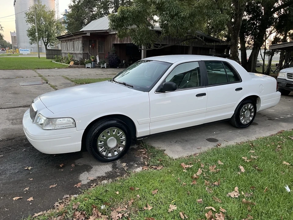 2005 Ford Crown Victoria - Image 2 of 18