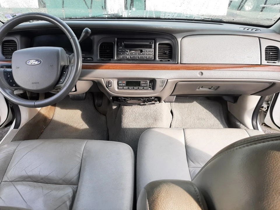 2005 Ford Crown Victoria - Image 11 of 21