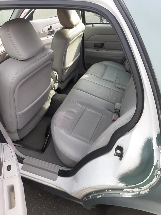 2005 Ford Crown Victoria - Image 16 of 21