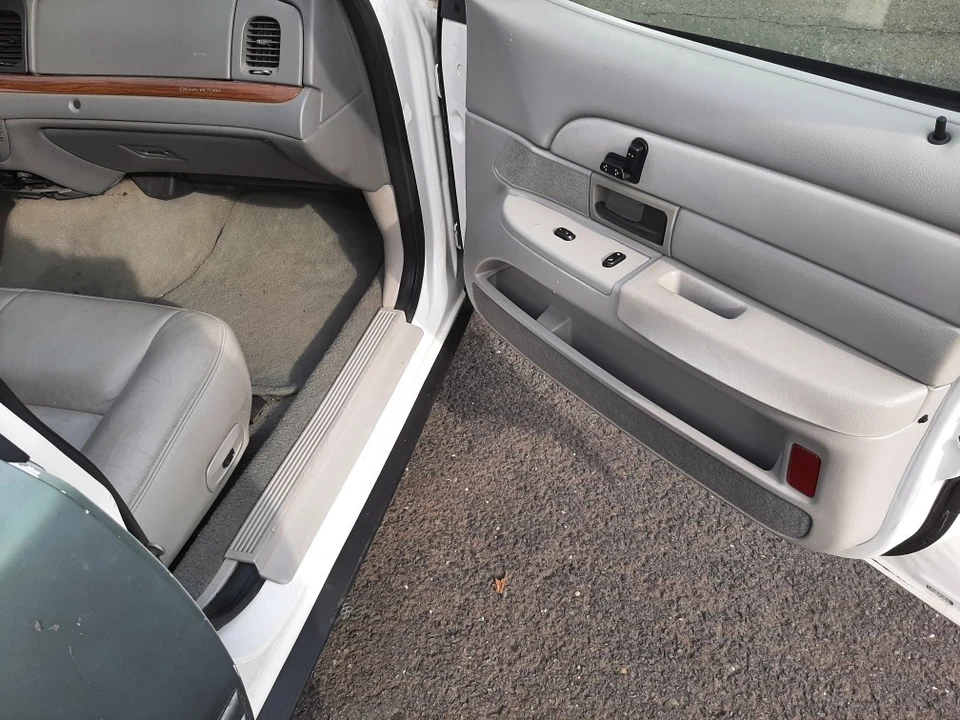 2005 Ford Crown Victoria - Image 19 of 21