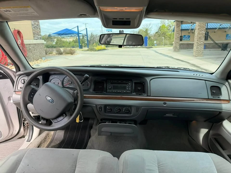 2005 Ford Crown Victoria - Image 11 of 18